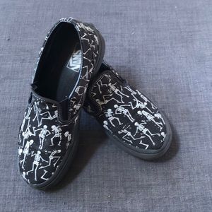 Size 4 glow in the dark skeleton vans